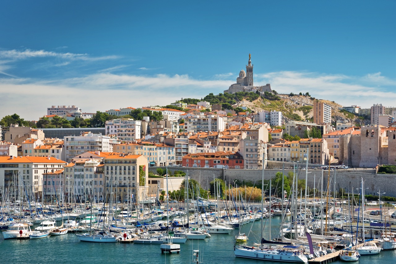 Vue du vieux Port de Marseille avec les bateaux et au loin la cathédrale
