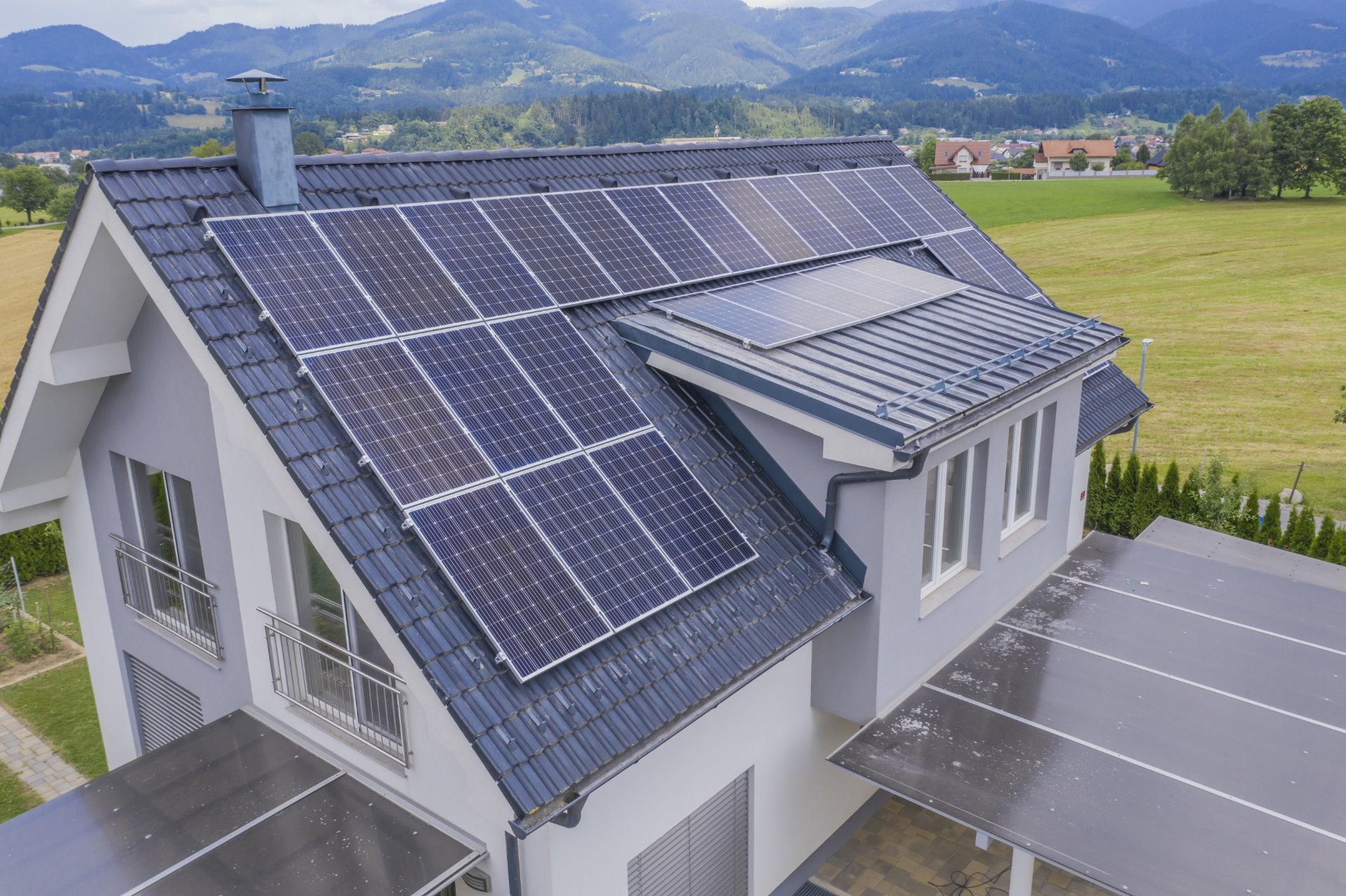 Vue aérienne d'une maison équipée de panneaux solaires sur le toit